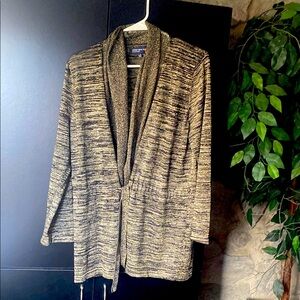 Jones NY size XL top. Approximately 29 inches long. Gold & black. Nice condition